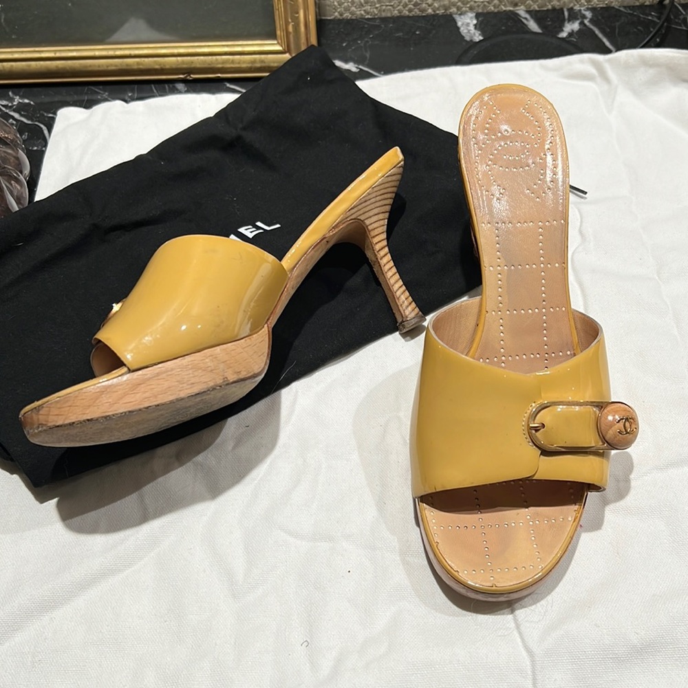Chanel patent leather wood slides / mules sz 39 Authentic